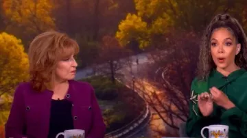 Cardigan à col rond C by Bloomingdales porté par Joy Behar, comme on le voit dans The View le 18 septembre 2025