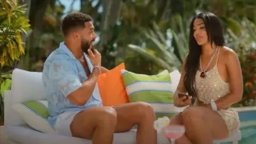 Boohoo Regular Organza Floral Revere Shirt porté par Johnny Middlebrooks comme on le voit dans Love Island Games (S02E03)