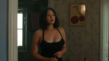 Mini-robe Jacquemus La Robe Maille Croissant portée par Isabel 'Belly' Conklin (Lola Tung) comme on le voit dans L’été où je suis devenue jolie (S03E11)