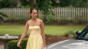 Vestido midi de algodón Simkhai Kittiya usado por Isabel 'Belly' Conklin (Lola Tung) como se ve en El verano que me volví bonita (S03E11)