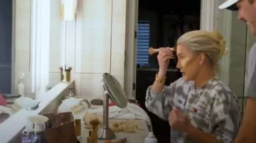 Aviator Nation Hand Dyed Relaxed Crew - Tie Dye Grey // Olive portée par Savannah Chrisley comme on le voit dans The Chrisleys : Back to Reality (S01E06)