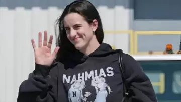 Tiempo de playoffs 2025 Sudadera con capucha negra usada por Caitlin Clark en 3 EXPULSADA después de la pelea mientras Sophie Cunningham defiende a Caitlin Clark