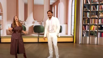 Pantalones anchos plisados a rayas de Dries Van Noten Pamplona usados por Drew Barrymore como se ve en The Drew Barrymore Show el 15 de septiembre de 2025