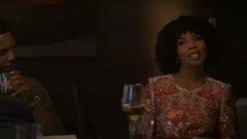 Cinq a Sept Damask Jacket usado por Fallon Stephens (Aries Sanders) como se ve en Reasonable Doubt (S03E01)