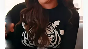 Suéter gráfico de tigre negro de Emily Simpson usado por Emily Simpson en ¿El juez de Tamra aterroriza a Heather Dubrow?: "Tamra puede dar miedo" | Después del espectáculo RHOC (T19 E11) | Bravo