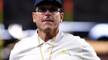 Polo de LA Chargers vs LV Raiders usado por Jim Harbaugh en la conferencia de prensa posterior al juego de Jim Harbaugh Vs Raiders | Cargadores de Los Ángeles