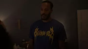 Urban Outfitters Blink 182 Skeleton Logo Graphic Tee usado por Lewis Stewart (McKinley Freeman) como se ve en Reasonable Doubt (S03E02)