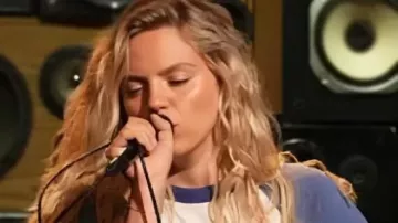 Camiseta de The Jennifer Hudson Show usada por (Reneé Rapp) como se ve en The Jennifer Hudson Show (S03E04)