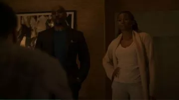 James Perse Sheer Slub Casual V Neck porté par Jax Stewart (Emayatzy Corinealdi) comme on le voit dans Reasonable Doubt (S03E02)