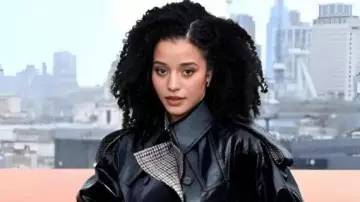 Une bataille après l’autre Manteau en cuir noir porté par elle (Chase Infiniti) comme on le voit dans La Bataille de Baktan Cross