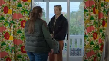 Levi's '90s Sherpa Trucker Jacket worn by Mandy Bond (Bella Heathcote) as seen in Scrublands (S02E02)