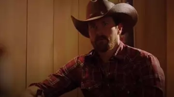 Camisa de moda occidental Wrangler M Pearl Snap Red Long Sleeve Plaid Pockets usada por Walker Chisum (Josh Kelly) como se ve en Midnight, Texas (S02E01)
