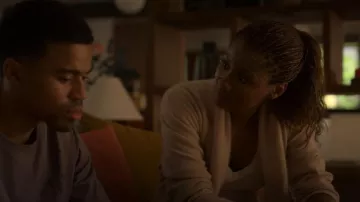 James Perse Sheer Slub Casual V Neck porté par Jax Stewart (Emayatzy Corinealdi) comme on le voit dans Reasonable Doubt (S03E02)