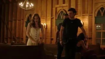 Urban Outfitters Combinaison Urban Outfitters blanche portée par Patience Lucero (Jaime Ray Newman) telle qu’elle est vue à Midnight, Texas (S02E04)