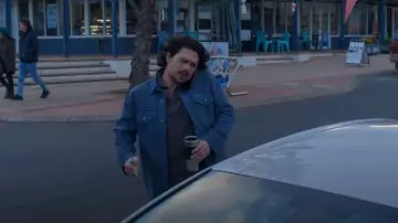 La chemise d’exercice de métier de Rolla portée par Martin Scarsden (Luke Arnold) vue dans les broussailles (S02E03)