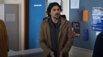Parka Country Road Waxy portée par Martin Scarsden (Luke Arnold) comme on le voit dans Scrublands (S02E03)