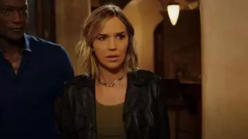 Chaqueta de motociclista de cuero Reformation usada por Olivia Charity (Arielle Kebbel) como se ve en Midnight, Texas (S02E06)