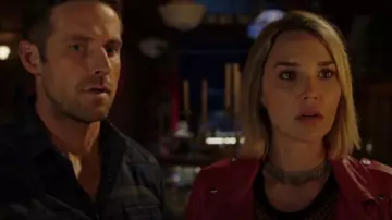 Chaqueta de moto de cuero con solapa con muescas de manga larga para mujer de Lucky Brand usada por Olivia Charity (Arielle Kebbel) como se ve en Midnight, Texas (S02E06)