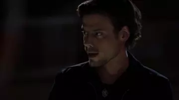 Chaqueta bomber para hombre Dickies azul marino / bordada usada por Manfred Bernardo (François Arnaud) como se ve en Midnight, Texas (S02E06)