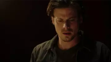 Chaqueta Levi's Trucker usada por Manfred Bernardo (François Arnaud) como se ve en Midnight, Texas (S02E07)