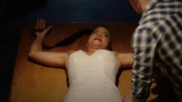 Habillez la population Ivoire Blanc Taupe Paillettes Cocktail Midi porté par Fiji Cavanaugh comme vu à Midnight, Texas (S02E07)