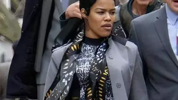 Une bataille après l’autre 2025 Teyana Taylor Manteau gris porté par (Teyana Taylor) dans la bataille de Baktan Cross