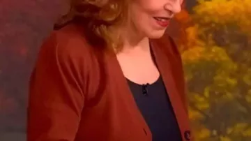 Cárdigan marrón The View usado por (Joy Behar) como se ve en The View (S28E68)