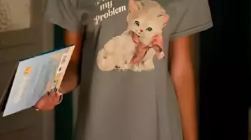 Camiseta Not My Problem Cat usada por Ava (Amirah J) en High Potential (S02)