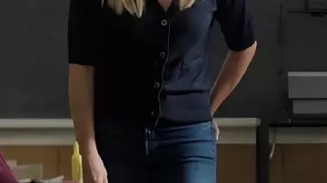 Cardigan en tricot porté par Reese Witherspoon dans The Morning Show