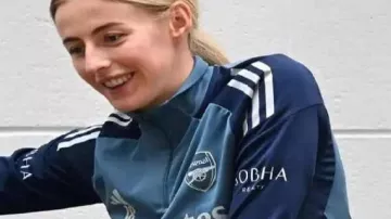 La camisa de carreras MGK de The Jennifer Hudson Show usada por (Chloe Kelly) como se ve en The Jennifer Hudson Show (S03E61)