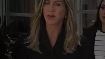 Veste à manches courtes The Morning Show portée par Jennifer Aniston vue dans The Morning Show