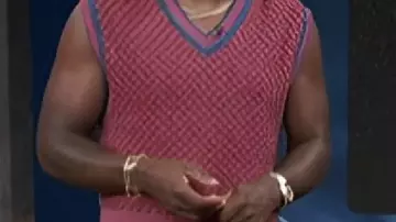 Chaleco de suéter rojo Scott Evans 2025 de Access Hollywood