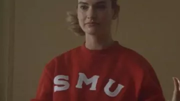 Sudadera roja de Lily James con Swiped de Whitney (Lily James) en Swiped