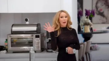 Cuellos de tortuga Givenchy usados por Lisa Hochstein como se ve en The Real Housewives of Miami (S07E16)