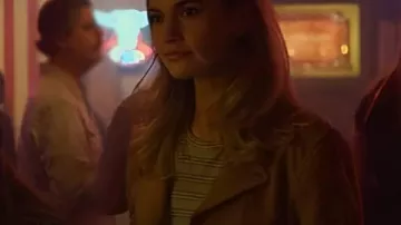 Chaqueta de gamuza marrón James 2025 de Swiped Lily usada por Whitney (Lily James) en Swiped