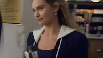 Blazer con capucha azul marino Lily James 2025 deslizado usado por Whitney (Lily James) en Swiped