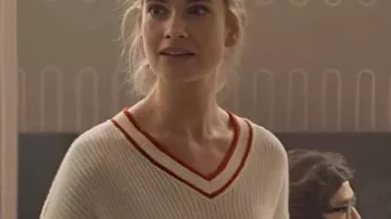 Suéter blanco con cuello en V de Lily James 2025 usado por Whitney (Lily James) en Swiped