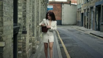 Jacquemus La Robe Bari Mini Robe portée par Cherry (Olivia Cooke) comme on le voit dans The Girlfriend (S01E04)