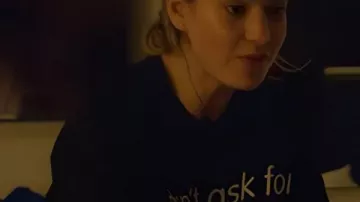 Lily James "no pidas mi número, encuéntrame en Tinder" Swiped Camiseta negra usada por Whitney (Lily James) en Swiped