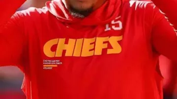 Sudadera sin mangas roja usada por Patrick Mahomes NFL Preseason 2025