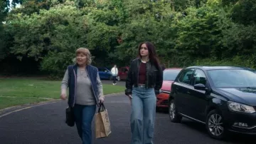 H&M Fine-knit T-shirt worn by Cherry (Olivia Cooke) as seen in The Girlfriend (S01E04)