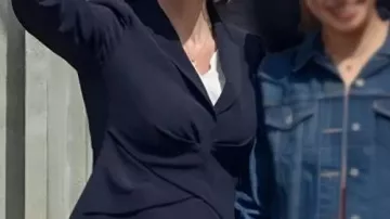 Blazer bleu porté par Abigail Dalton (Suranne Jones) dans la série télévisée Hostage 2025