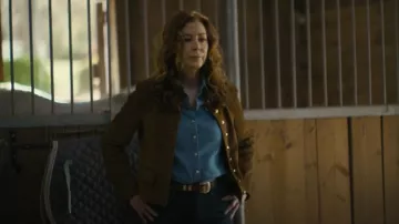 Nili Lotan Nanon Suede Veste boutonnée sans col portée par Margaret Devereaux (Dana Delany) comme on le voit dans Tulsa King (S03E01)