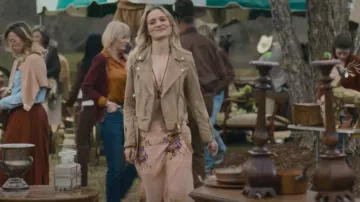 Veste vierge pour femme NYC portée par Cleo Montague (Bella Heathcote) comme on le voit dans Tulsa King (S03E01)
