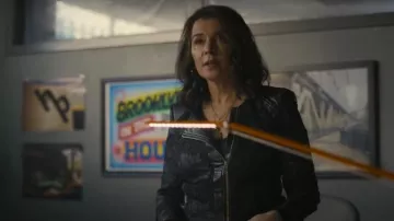 Generation Love Dalma Veste portée par Joanne (Annabella Sciorra) comme on le voit dans Tulsa King (S03E01)