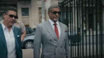 Veste de costume à double boutonnage Boss en laine vierge rayée portée par Dwight 'The General' Manfredi (Sylvester Stallone) comme on le voit dans Tulsa King (S03E01)