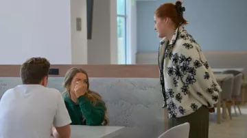 Chaqueta Sherpa con cremallera floral Shein usada por Colleen Reed como se ve en Love Is Blind (S08E07)