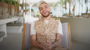 Gilet utilitaire cargo sans manches Boohoo porté par Ryan comme on le voit dans Bad Boyfriends d’Olivia Attwood (S01E01)