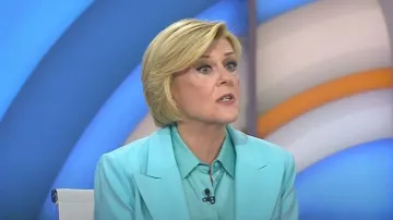 Blazer de crepé Georgina Pebble de Michael Kors usado por Anne Thompson como se ve en Today el 19 de septiembre de 2025