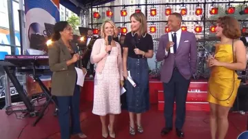 Sandales en cuir cloutées Prada portées par Savannah Guthrie, comme on le voit dans Today le 19 septembre 2025